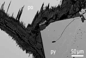 Rckstreuelektronenbild von einem teilweise verwitterten Pyrrhotin